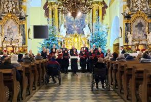 Powiększ zdjęcie: wnętrze kościoła oo. Bonifratrów podczas koncertu