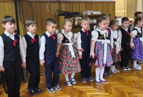 Powiększ zdjęcie: dzieci podczas występu stojące w szeregu