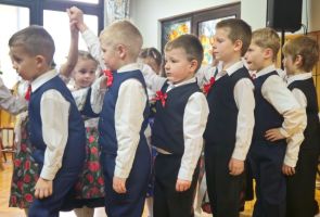 Powiększ zdjęcie: dzieci podczas występu