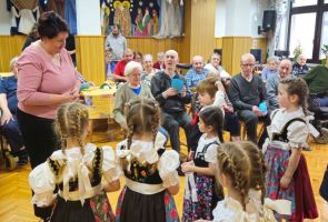 Powiększ zdjęcie: pani dyrektor dziękująca dzieciom za występ