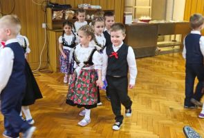 Powiększ zdjęcie: dzieci podczas tańca