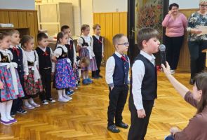 Powiększ zdjęcie: chłopiec podczas recytacji wierszy