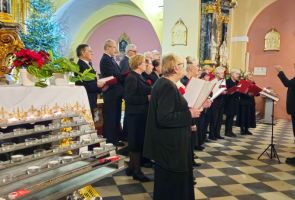 Powiększ zdjęcie: dyrygent i chór podczas koncertu