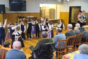 Powiększ zdjęcie: dzieci podczas występu