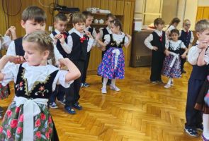 Powiększ zdjęcie: dzieci podczas występu