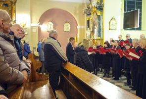 Powiększ zdjęcie: chór i publiczność podczas wspólnego kolędowania