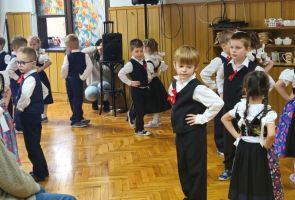 Powiększ zdjęcie: dzieci podczas występu