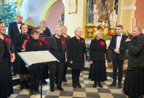 Powiększ zdjęcie: przeor zakonu podczas podziękowania członkom chóru i dyrygentowi za koncert