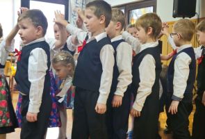 Powiększ zdjęcie: dzieci podczas występu