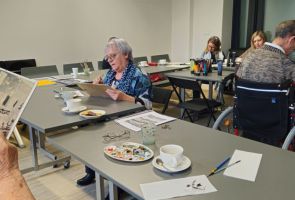 Powiększ zdjęcie: nasi Mieszkańcy podczas warsztatów malujący na szkle