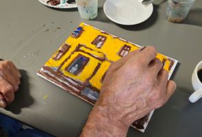 Powiększ zdjęcie: widok dłoni, farb i obrazu malowanego na szkle