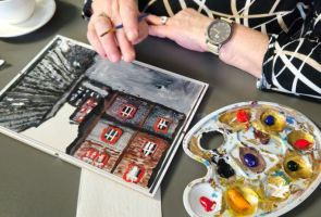 Powiększ zdjęcie: widok dłoni, farb i obrazu malowanego na szkle