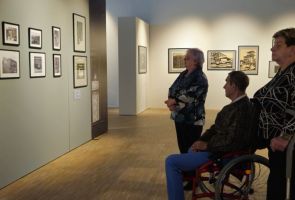 Powiększ zdjęcie: nasi Mieszkańcy podczas zwiedzania wystawy