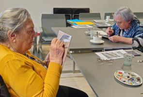 Powiększ zdjęcie: dwie kobiety podczas warsztatów malujące na szkle