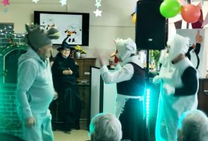 Powiększ zdjęcie: ludzie w przebraniach zwierząt podczas występu