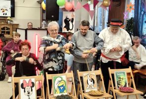 Powiększ zdjęcie: ludzie podczas zabawy-konkursu z wykorzystaniem postaci z bajek