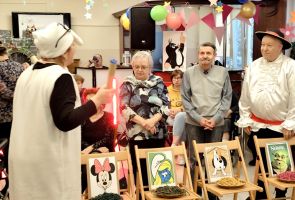 Powiększ zdjęcie: ludzie podczas zabawy-konkursu z wykorzystaniem postaci z bajek