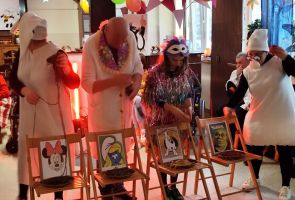 Powiększ zdjęcie: ludzie podczas zabawy-konkursu z wykorzystaniem postaci z bajek