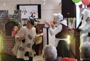 Powiększ zdjęcie: ludzie w przebraniach zwierząt podczas występu