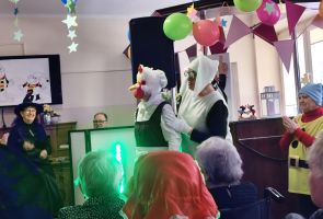 Powiększ zdjęcie: ludzie w przebraniach zwierząt podczas występu