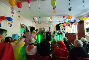 Powiększ zdjęcie: ludzie bawiący się w udekorowanej sali