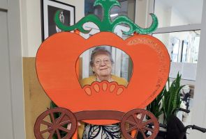 Powiększ zdjęcie: nasza Mieszkanka w okienku karety z dyni