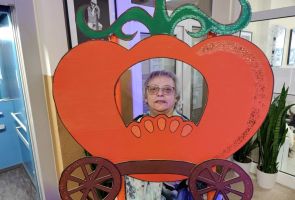 Powiększ zdjęcie: nasza Mieszkanka w okienku karety z dyni