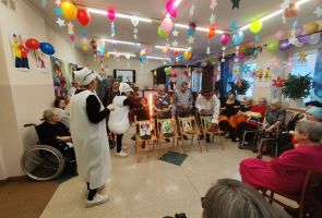 Powiększ zdjęcie: ludzie podczas zabawy-konkursu