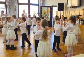Powiększ zdjęcie: dzieci tańczące w parach