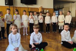 Powiększ zdjęcie: dzieci podczas występu