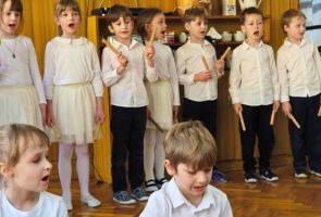 Powiększ zdjęcie: dzieci podczas występu
