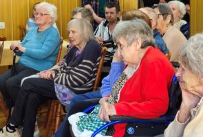 Powiększ zdjęcie: Mieszkańcy obserwujący występ dzieci