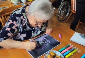 Powiększ zdjęcie: kobieta podczas wykonywania pracy plastycznej