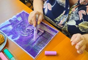 Powiększ zdjęcie: fragment dłoni podczas pracy plastycznej