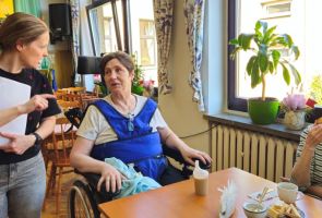 Powiększ zdjęcie: prowadząca rozmawiająca z Mieszkankami