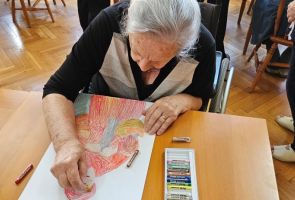 Powiększ zdjęcie: Mieszkanka podczas rysowania