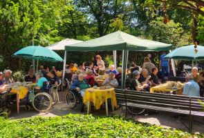 Powiększ zdjęcie: widok na ogród podczas pikniku