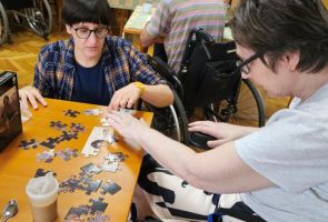Powiększ zdjęcie: dwie kobiety podczas układania puzzli