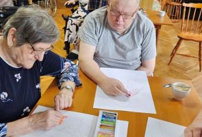 Powiększ zdjęcie: Mieszkańcy podczas warsztatów