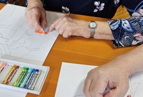 Powiększ zdjęcie: zbliżenie dłoni podczas rysowania