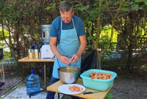 Powiększ zdjęcie: mężczyzna rozbijający jajka do miski