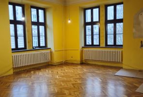 Powiększ zdjęcie: widok pustego wnętrza z odnowionym parkietem