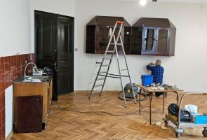 Powiększ zdjęcie: widok wnetrza z pomalowanymi ścianami
