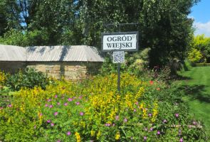 Powiększ zdjęcie: widok domku i ogródka wiejskiego