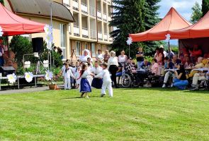 Powiększ zdjęcie: występ dzieci podczas pikniku w ogrodzie