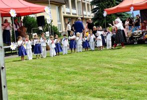 Powiększ zdjęcie: występ dzieci podczas pikniku w ogrodzie