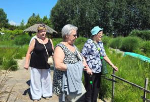 Powiększ zdjęcie: Mieszkańcy nad stawem słuchający kumkania żab