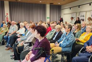 Powiększ zdjęcie: publiczność słuchająca koncertu