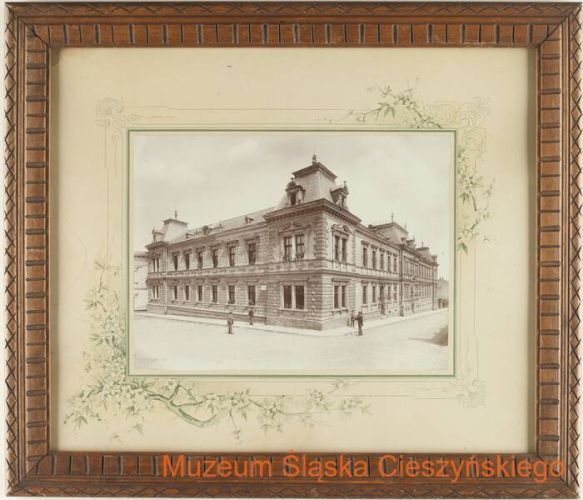 Powiększ zdjęcie: Zdjęcie z Muzeum Śląska Cieszyńskiego datowane na rok ok 1900-1910 rok. Przedstawiający historyczny budynek obecnego Domu.