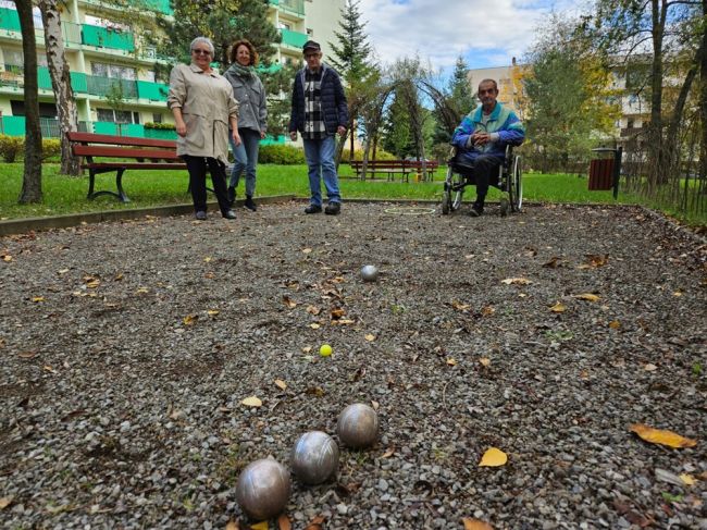 Powiększ zdjęcie: boule na bulodromie, w głębi czterech grających Mieszkańców